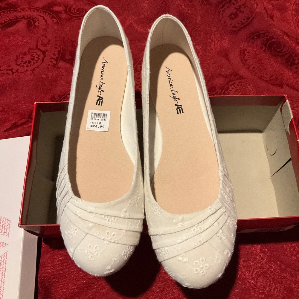 NWT American Eagle By Payless White Fabric Flat Slip-on shoes Size 10